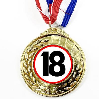 Erm001 Arany Szinu Erem Szalaggal 18 Karikas Ajandek 18 Szulinapra