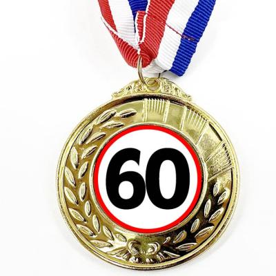 Erm006 Arany Szinu Erem Szalaggal 60 Karikas Ajandek 60 Szulinapra
