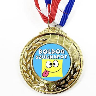 Erm054 Arany Szinu Erem Szalaggal Boldog Szulinapot Nyelvkioltos Kek Ajandek Szuletesnapra